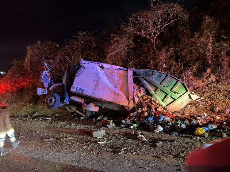 Acidente envolvendo caminhão, carro e motos deixa três mortos e dois feridos na BR-104, no Agreste da Paraíba