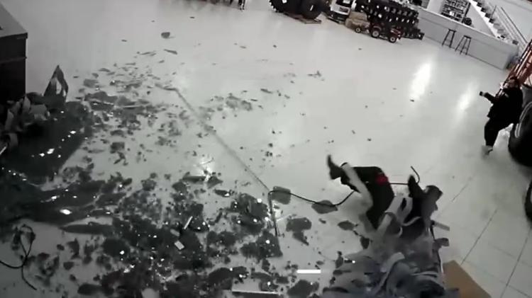 VÍDEO: Força do vento derruba vidraça em cima de trabalhador durante tempestade no Norte do RS
