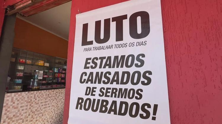 Comerciantes protestam com cartazes de 'luto' após onda de furtos em Bauru: 'Estamos cansados de sermos roubados'