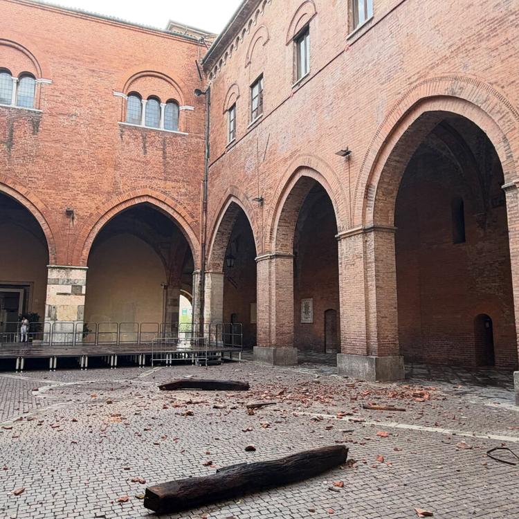 Cremona devastata dal maltempo, crollata una guglia della cattedrale. Meloni segue l'emerg...