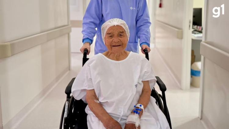 Idosa que fez 1ª cirurgia aos 103 anos chegou ao hospital sorrindo e já se recupera em casa: 'Não tenho medo'