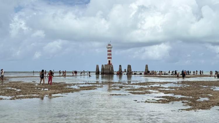 Maré de 1 cm em Maceió expõe piscinas naturais e atrai turistas