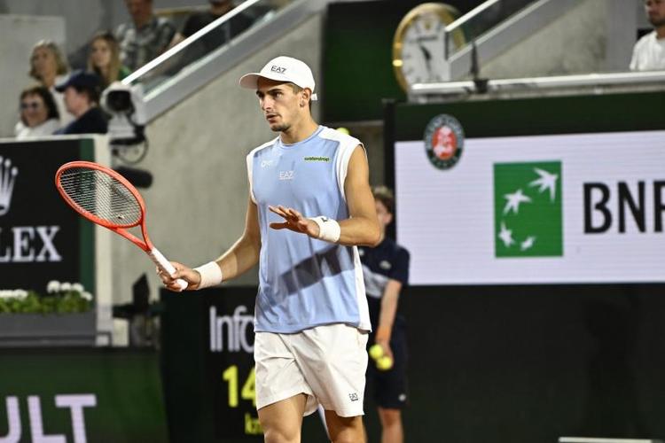 Matteo Arnaldi forfait pour sa demi-finale à Roland-Garros, Flavio Cobolli affrontera Alexander Zverev en finale