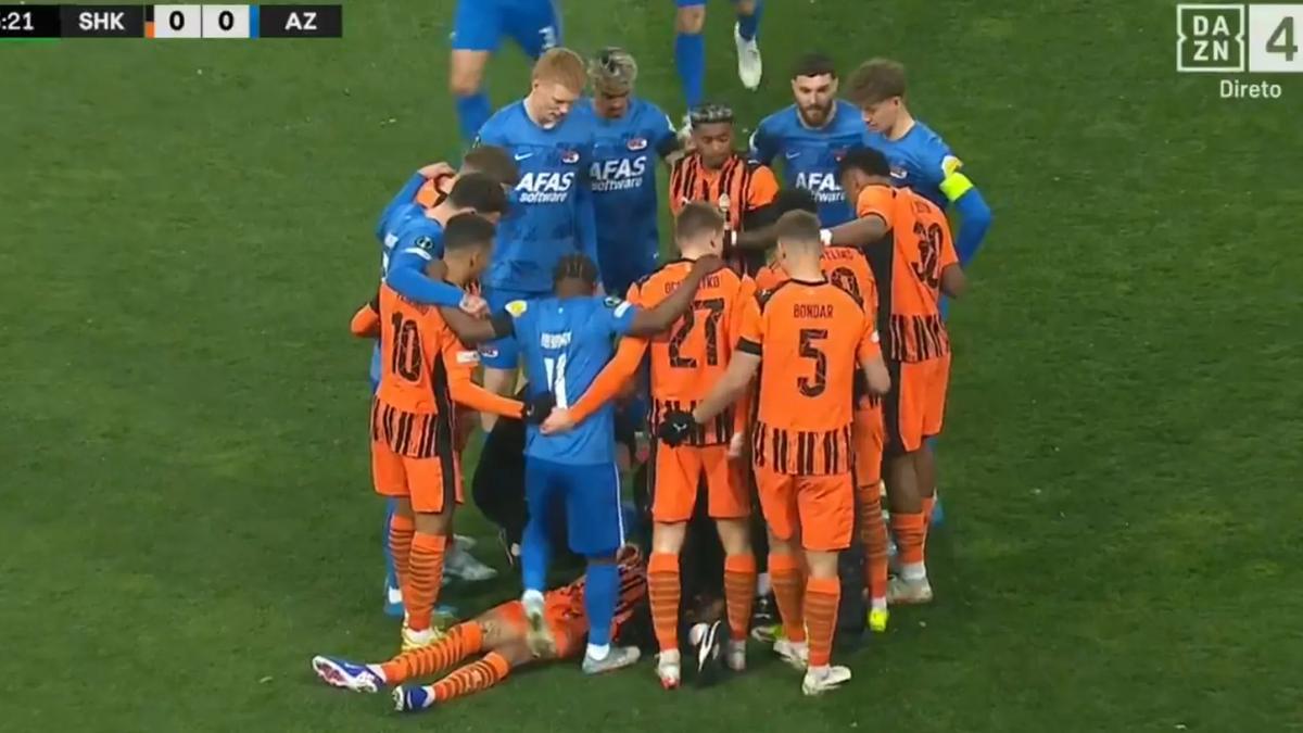 Assustador: Isaque do Shakhtar leva pancada no pescoço e fica imóvel