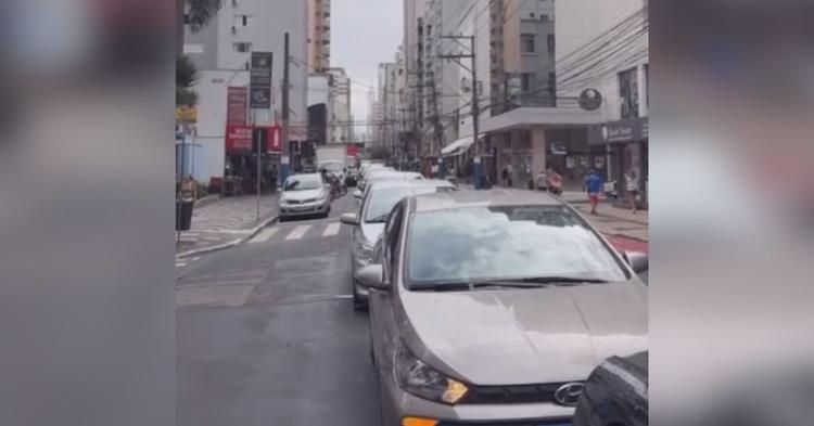 Vídeo: protesto com buzinaço mobiliza motoristas de app em Balneário Camboriú contra projeto de lei