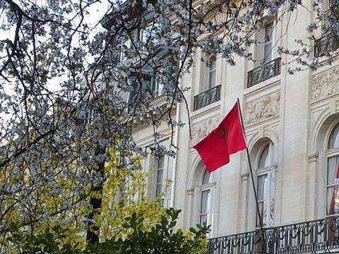 القنصلية المغربية بأورلي تستنكر تخريب واجهتها وتعلن توقيف ثلاثة مشتبه فيهم