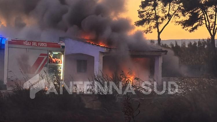 Incendio sulla Strada Statale 106: in fiamme un casolare
