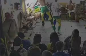Colombiana é indiciada por racismo após oferecer banana a capoeirista durante apresentação na Rocinha