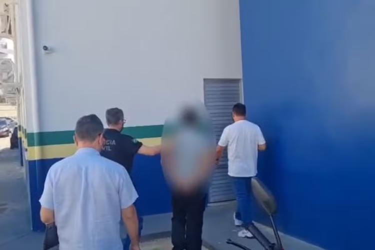 Escritor é preso após tentar vender material de pornografia infantil para motorista de aplicativo em Manaus