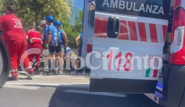 Paura ad Agropoli, ciclisti cadono rovinosamente sull’asfalto: due feriti