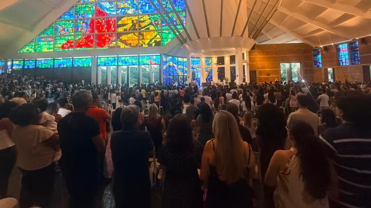 Missa de 7º dia reúne familiares e amigos de vítimas de acidente com ônibus de time de basquete