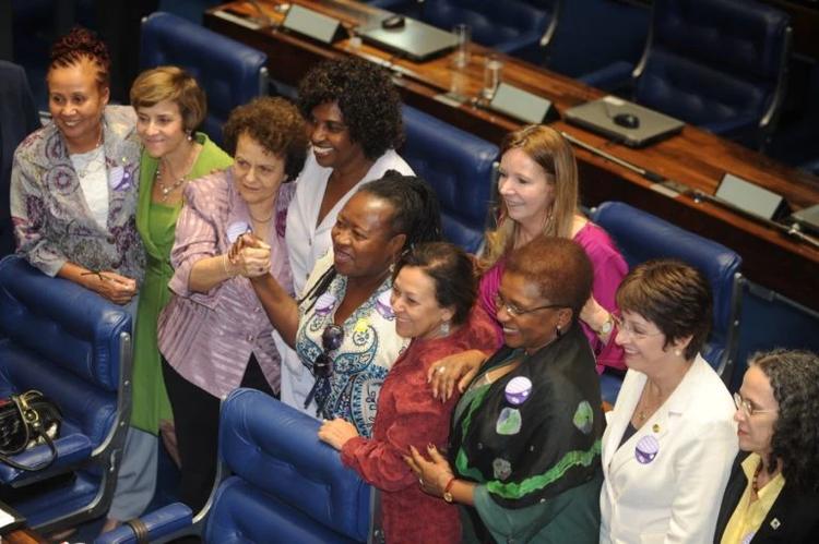 Bancada feminina no Congresso Nacional festeja aprovação da PEC das Domésticas em 2013: direitos assegurados mais de120 anos depois da abolição (Antônio Cruz / Agência Brasil - 26/04/2013)