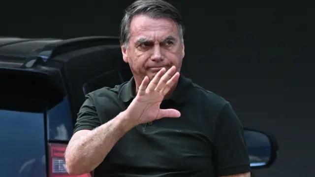 Bolsonaro tem 'boa evolução clínica' após cirurgia no ombro, diz boletim médico