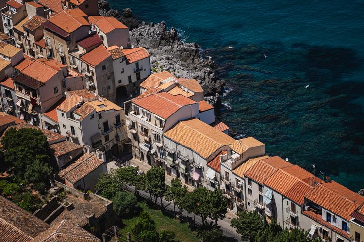 Il mare, le case, Cefalù. 💙 Uno di quei panorami che raccontano la città a colpo d’occhio. #visitcefalu