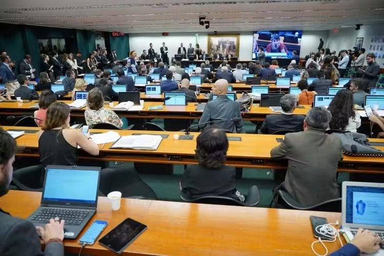 CCJ suspende discussão da PEC que reduz maioridade penal; debate será retomado nesta quarta (10)