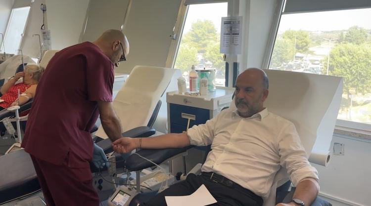 Emergenza sangue a Brindisi, il direttore generale della Asl De Nuccio dona e rilancia l’appello