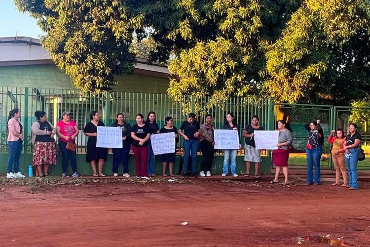 Mães protestam por segurança em ônibus escolares após roda se soltar do veículo em MS