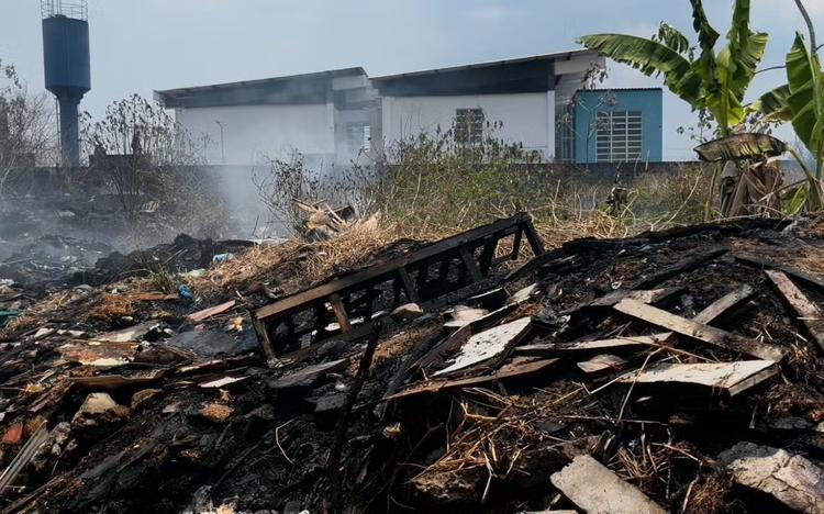 Incêndio em vegetação suspende atendimento em unidade de saúde em Manaus