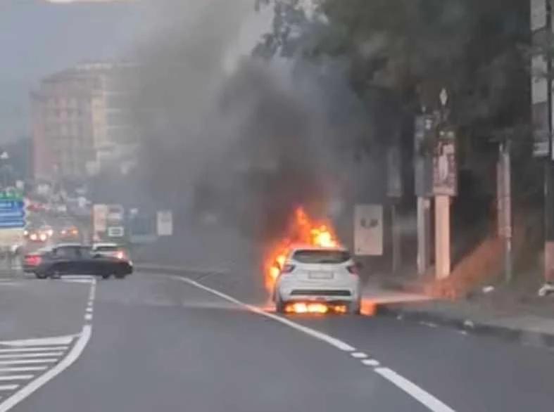 Auto in fiamme a Polla: secondo incendio in poche ore nei pressi dello svincolo A2