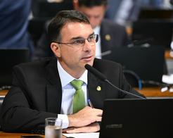 Flávio Bolsonaro intensifica ataques ao governo Lula e tenta assumir protagonismo na CPI do Banco Master