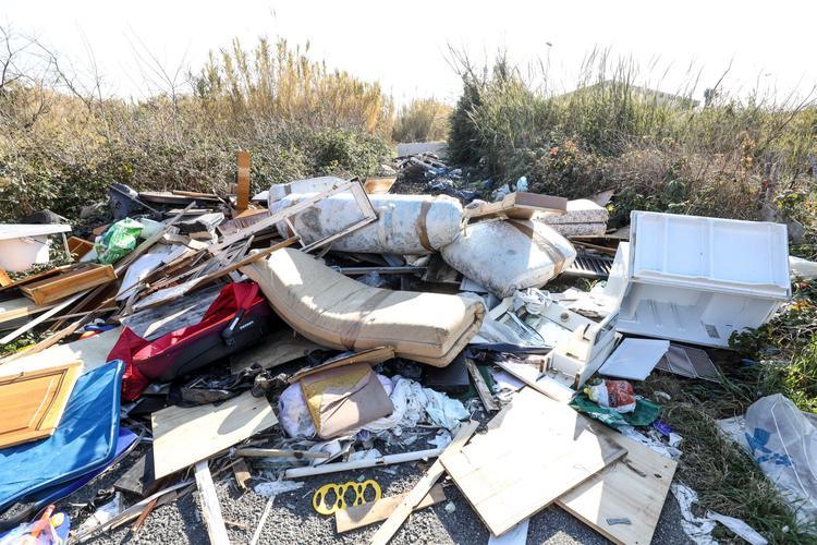 Rifiuti abbandonati in un campo a Prato, scatta sequestro area