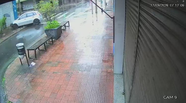 VÍDEO: carro perde o controle e banco em calçada evita atropelamento de pedestre no Centro de Piracicaba