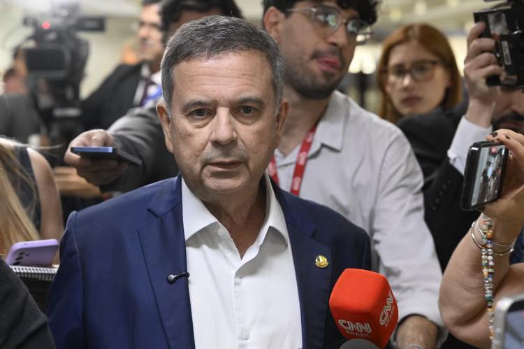Oposição tenta adiar votação do fim da escala 6x1: 'Não faz bem para o país', diz coordenador da campanha de Flávio Bolsonaro