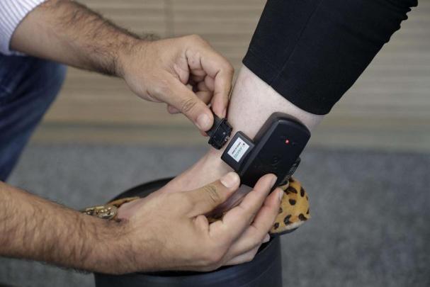 تحديد كلفة “السوار الإلكتروني” في 70 درهما عن كل يوم