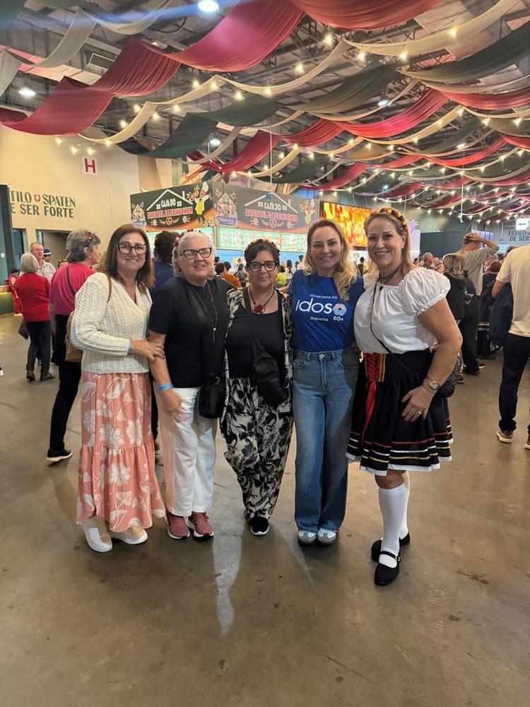 Idosos de Itapema participam da Oktoberfest em Blumenau