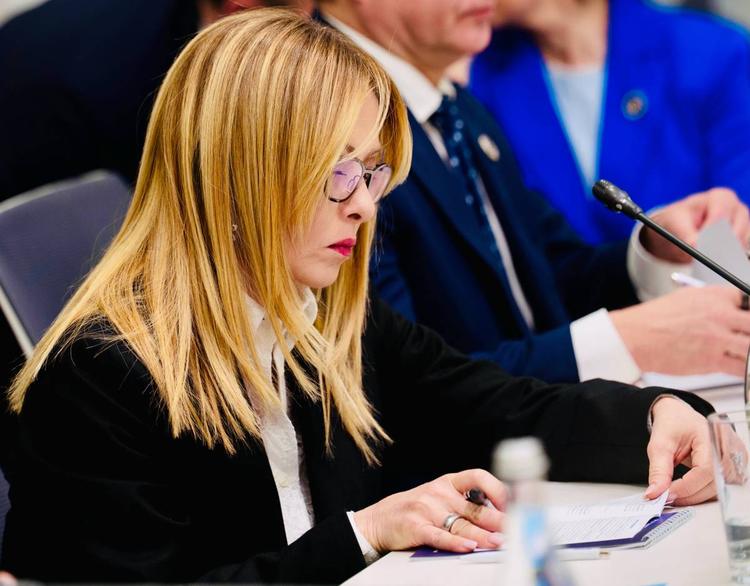 Meloni serra le fila: sprint su nucleare e legge elettorale. Il nodo preferenze e le nomine al palo