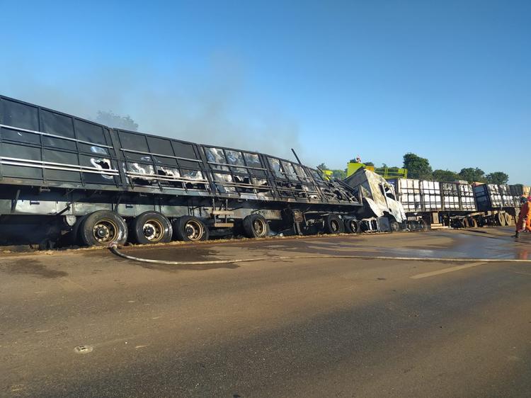 Dois acidentes com carretas são registrados em menos de 30 minutos na BR-163 em MT; vídeo