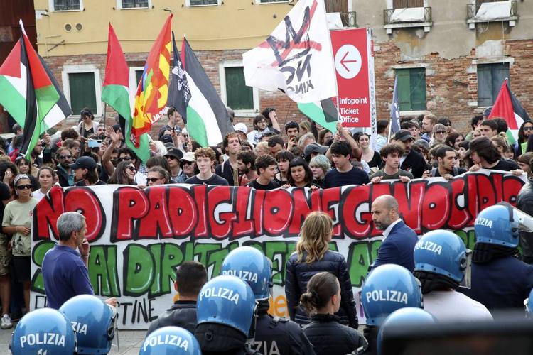 Venezia, assalti e scontri pro Pal. Padiglioni chiusi contro Israele