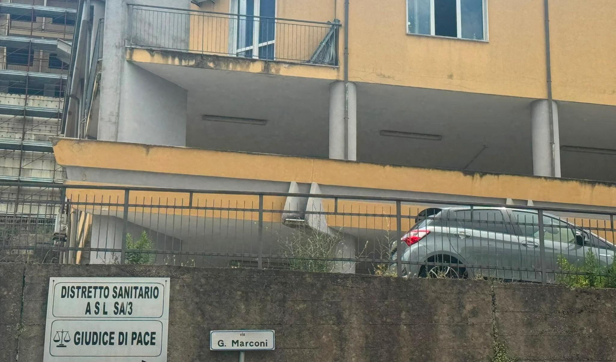 Roccadaspide senza energia elettrica per ore: circa 40 vaccini buttati. Il sindaco: «Situazione insostenibile, farò esposto ad Enel e Codacons»