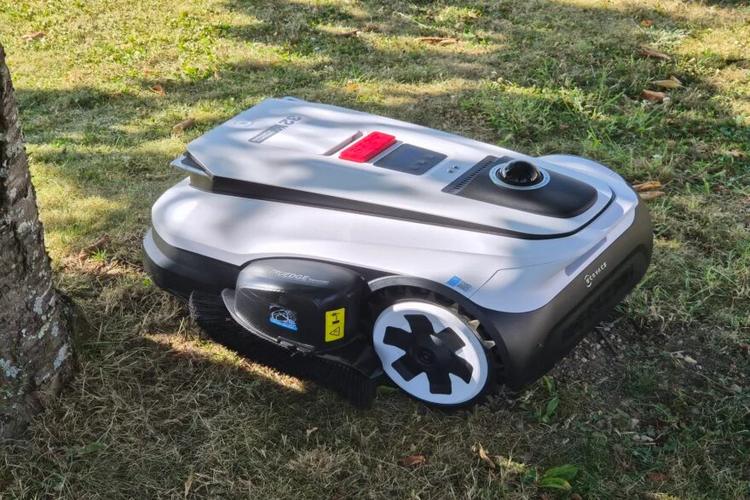 Test Ecovacs Goat A1600 LiDAR Pro&nbsp;: que vaut le premier robot tondeuse avec coupe-bordures intégré&nbsp;?