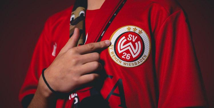  rotes Trikot vom SV Wehen Wiesbaden