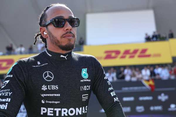 Hamilton se irrita com pergunta sobre Ferrari e deixa entrevista