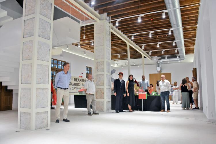 El Ayuntamiento presenta la nueva sala rehabilitada en la antigua estación de ferrocarril, con una exposición reivindicativa por la reapertura de la línea