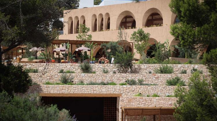 El exterior del Nômade Temple, que imita la arquitectura de Ricardo Bofill y las tradicionales 'marjades' ibicencas para el cultivo