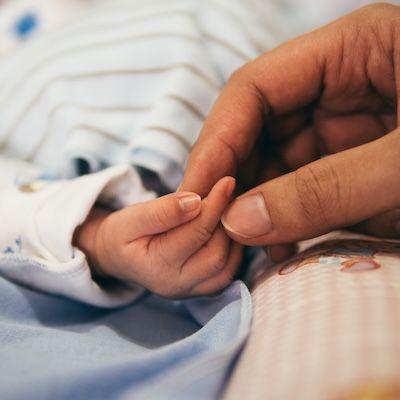 Congé supplémentaire de naissance : un nouveau droit pour les agents territoriaux