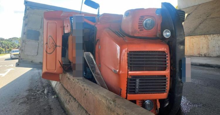 Motorista perde o controle e caminhão tomba sob viaduto na Rodovia Antônio Heil em Itajaí