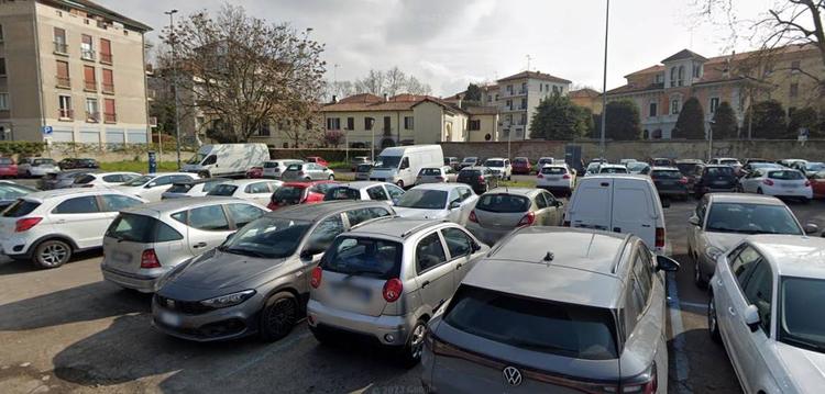 Parcheggio "riservato" con sedia o persone? Ecco quando scatta il reato