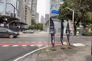 Windbanners viram obstáculo nas calçadas de SP e desafiam regra eleitoral