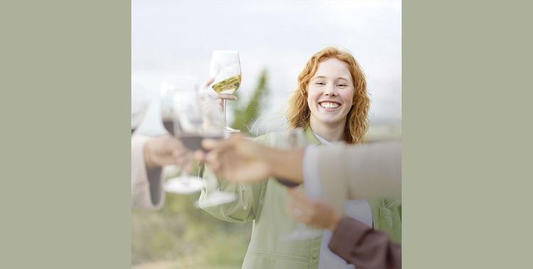  Freunde prosten sich zu