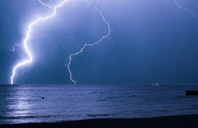 Tempesta di fulmini sul Salernitano, saette illuminano la costa: cresce la preoccupazione ma è nell’ordinarietà