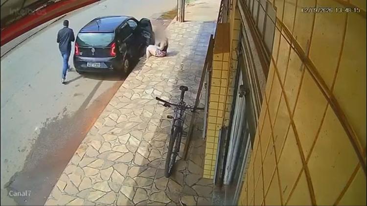 VÍDEO: homem armado ataca mulher e rouba carro no DF
