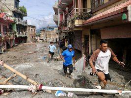 Alluvione in Nepal. L’impegno di Caritas: “Serve aiuto coordinato”. Il dolore del Papa
