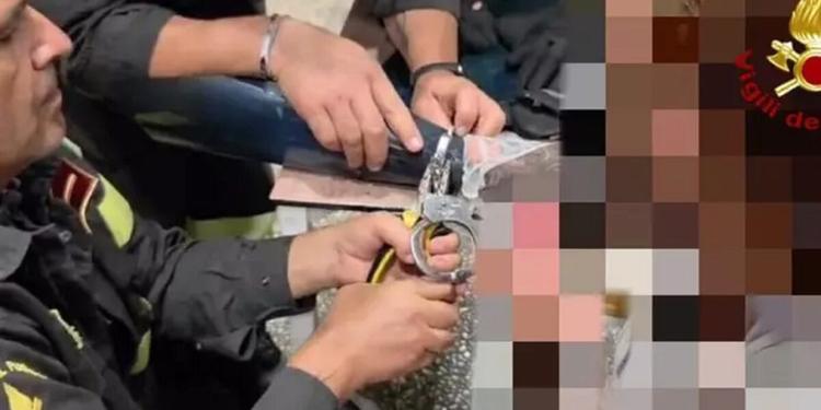Arrestata dalla Polstrada, ma le manette le restano incastrate ai polsi: i vigili del fuoco costretti a segarle per liberarla