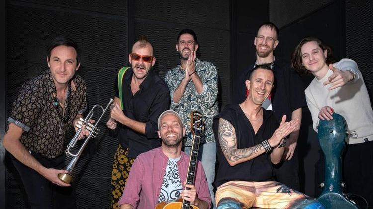 La Pegatina recupera su esencia en ‘Fuegos del barrio’, siguiendo un camino que “nada tiene que ver con la industria”