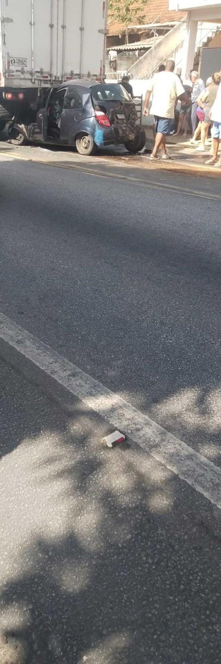 Acidente entre carro e caminhão deixa pessoa ferida na BR-393, em Sapucaia