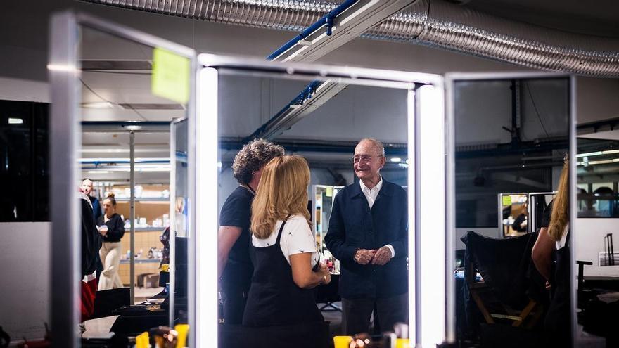 El alcalde de Málaga visita el set de rodaje y las oficinas de producción de la serie 'Far Cry'